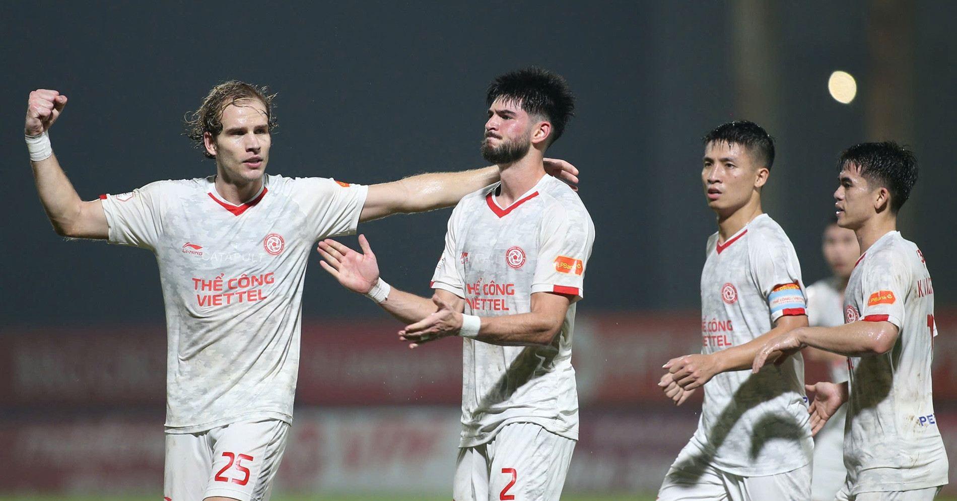 Thể Công Viettel giữ chân 2 ngoại binh, quyết vô địch V-League