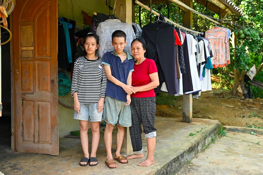 Gần 20 năm chăm hai con khuyết tật, cha mẹ già chỉ mong các con không bơ vơ