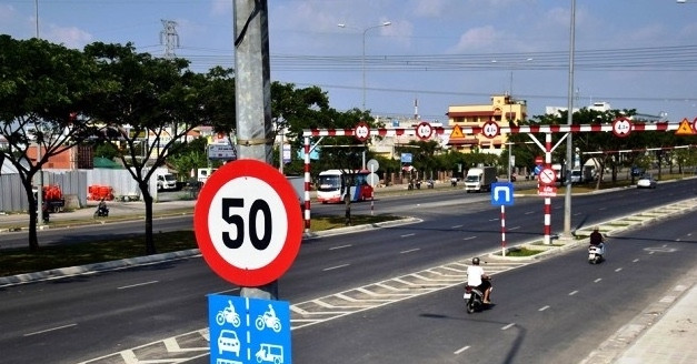 Bất cập biển báo tốc độ: Tài xế &amp;apos;hoa mặt&amp;apos; phanh gấp khi đang chạy 100 km/h