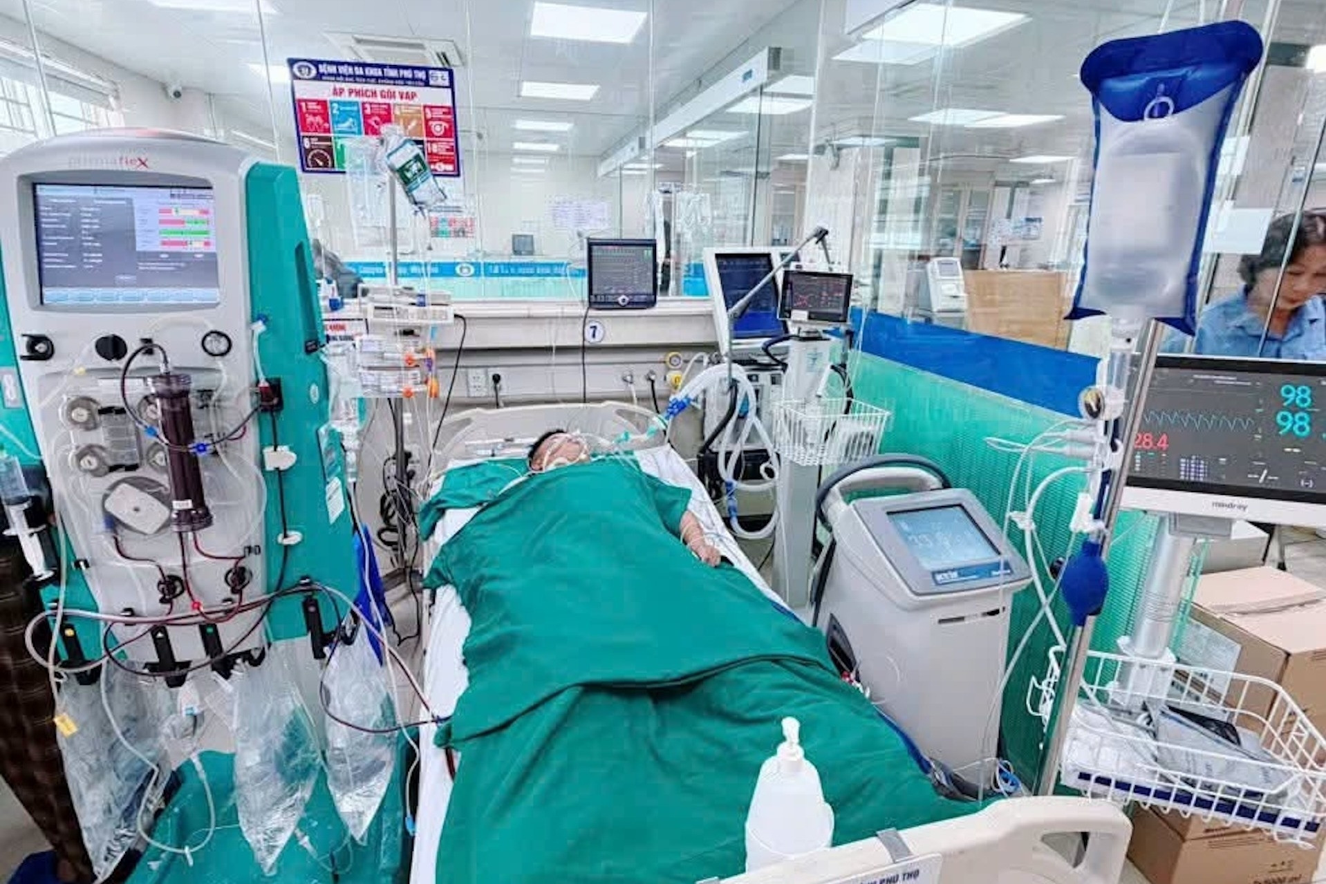 Hạ thân nhiệt xuống 33 độ C cứu nam thanh niên 24 tuổi ngừng tim 3 lần