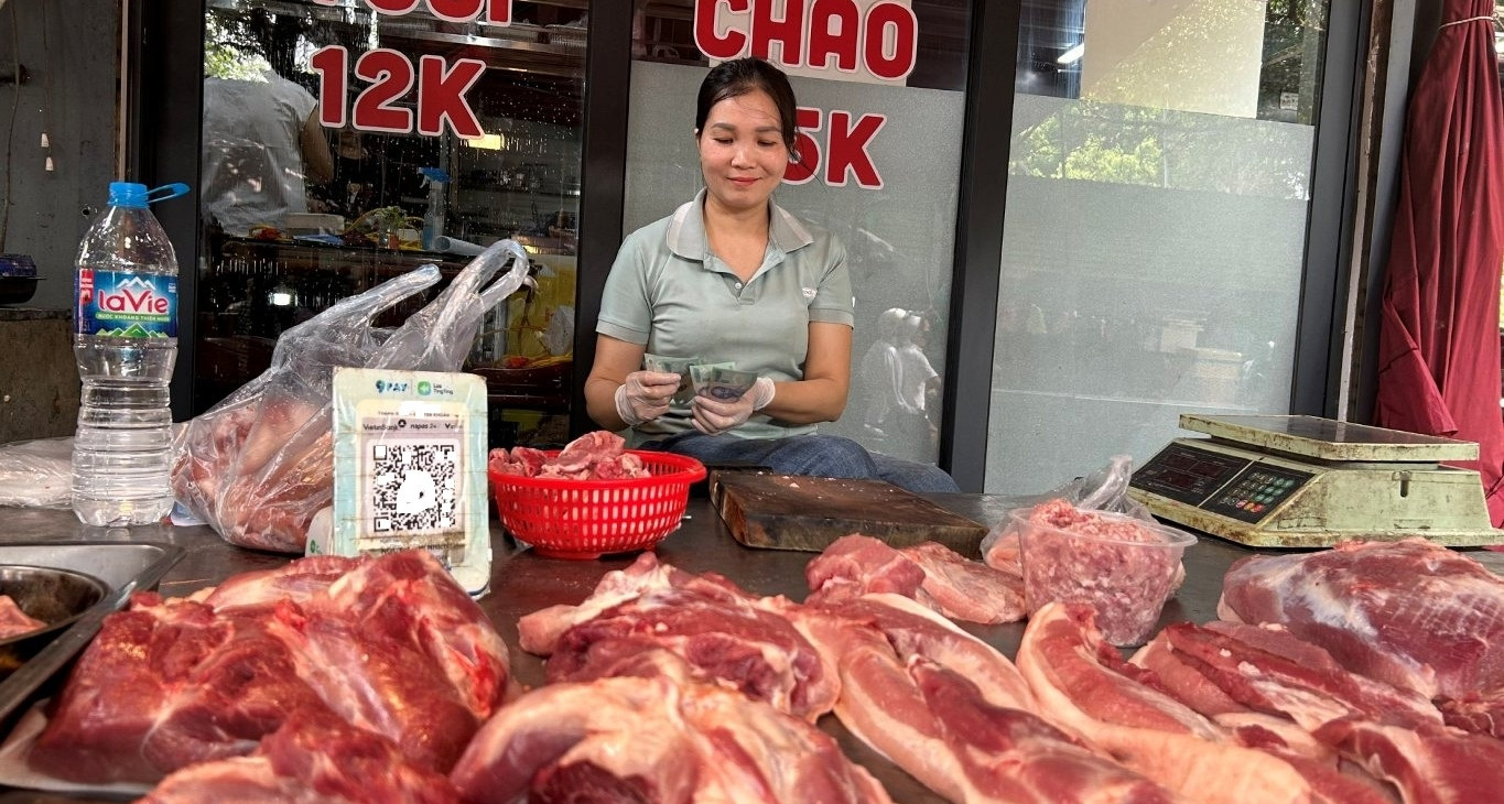 Hộ kinh doanh giết mổ gia súc, gia cầm, bán thịt tươi sống chịu thuế thế nào?