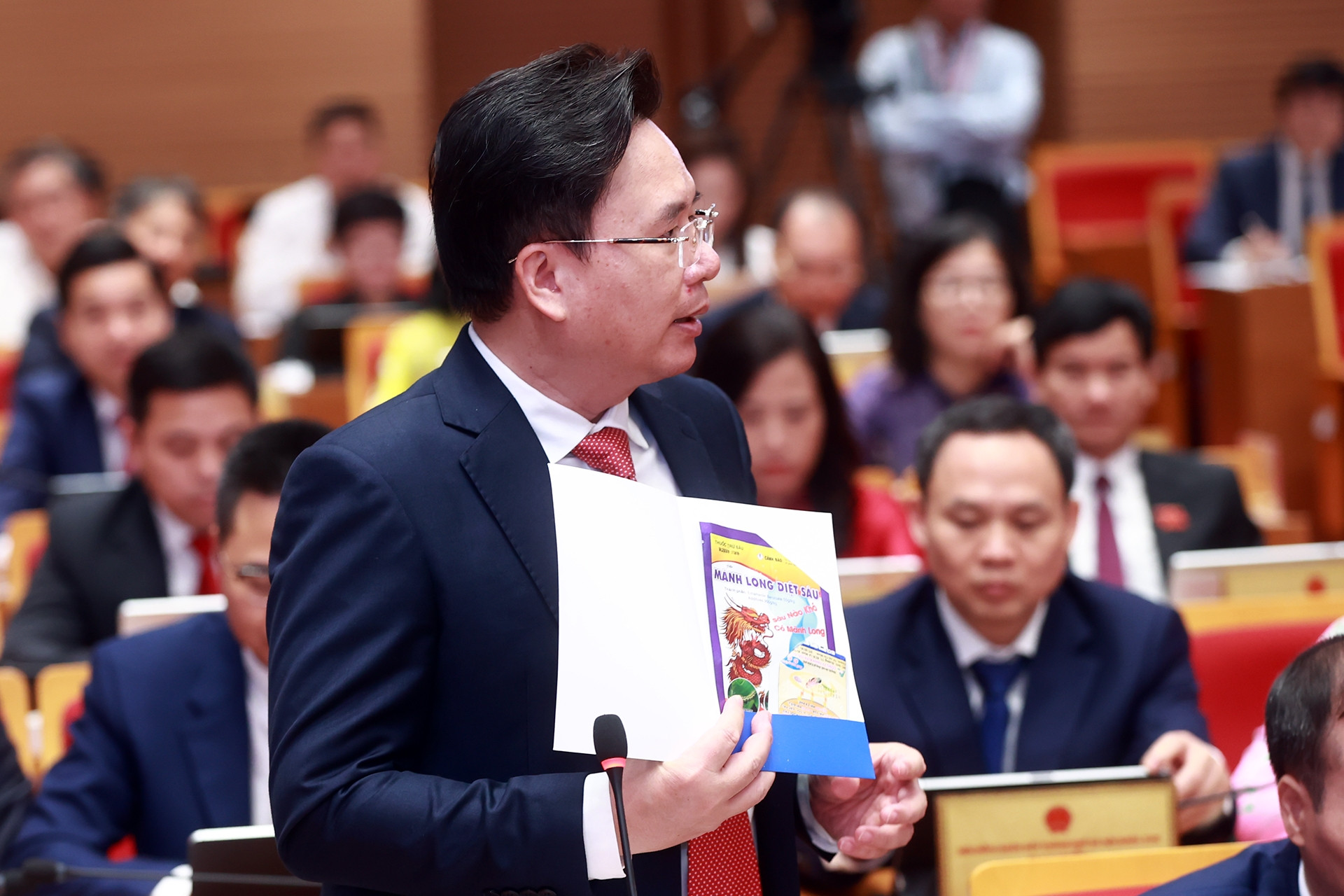 Họp HĐND TP Hà Nội: Đại biểu cầm vỏ thuốc bảo vệ thực vật, hỏi 'bao giờ dân hết lo?'