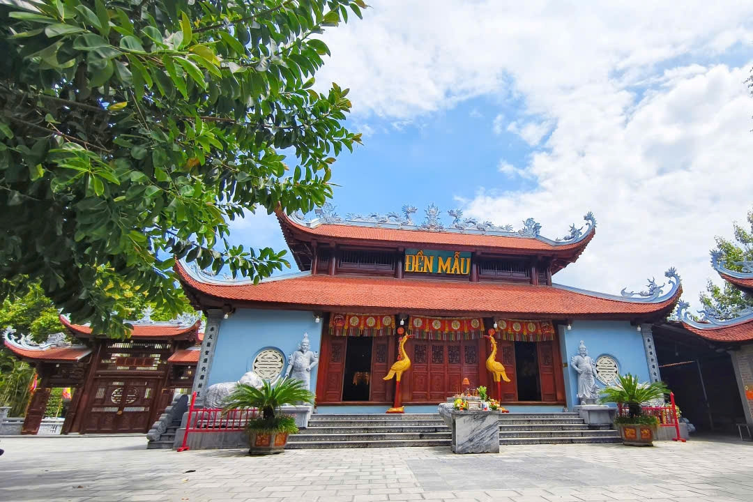 Ngôi đền ở Lào Cai có cột mốc quốc gia nằm trong khuôn viên