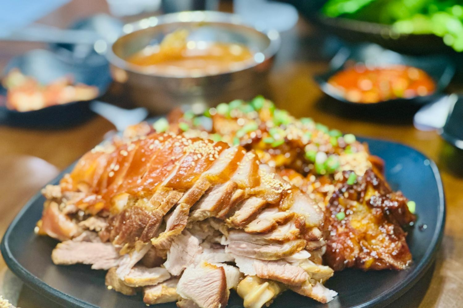 Người trung niên ăn chân giò thường xuyên, có thể xuất hiện 5 thay đổi