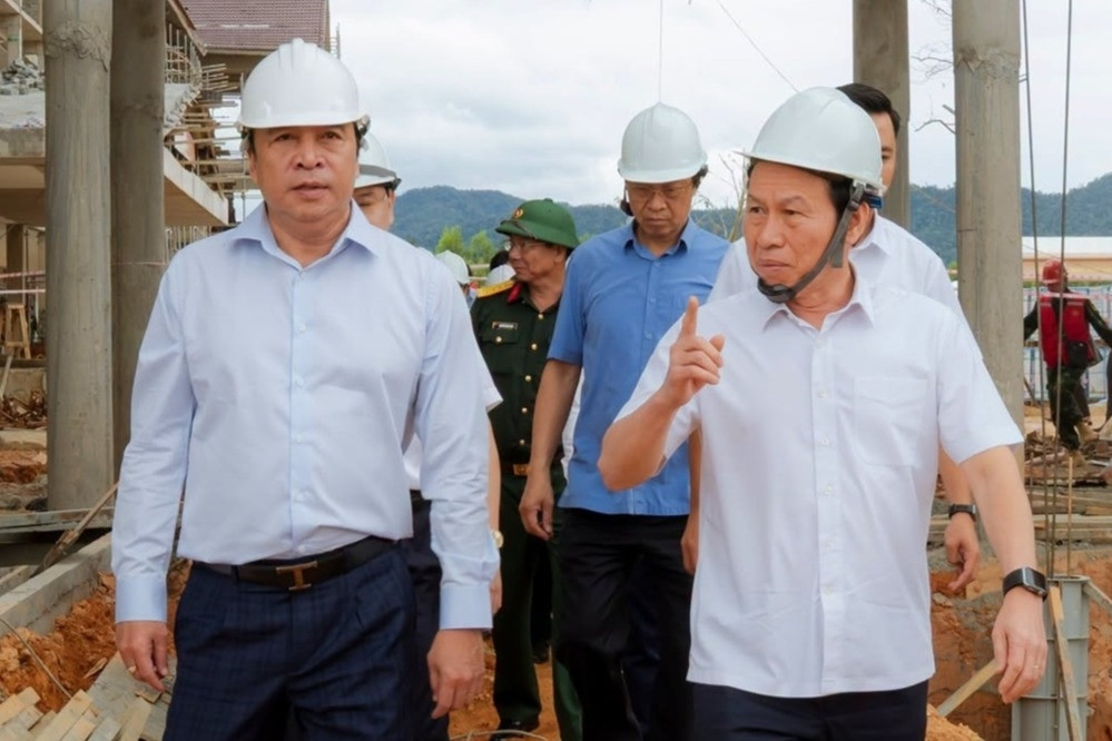 Phó Thủ tướng Lê Tiến Châu kiểm tra trường vùng biên, thăm gia đình chính sách