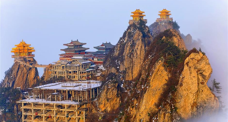 Tuyển người sống trên núi và &amp;apos;săn mây&amp;apos; với mức lương 232 triệu đồng/tháng