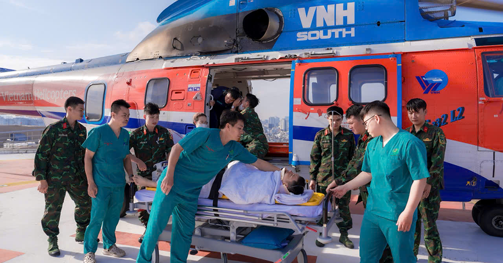 Trực thăng xuyên đêm vượt biển đưa người gặp nạn từ đảo Sơn Ca về đất liền cấp cứu