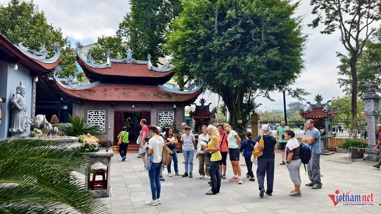 W-Mỗi năm, Đền Mẫu đón hàng vạn lượt du khách tới dâng hương, chiêm bái.jpg