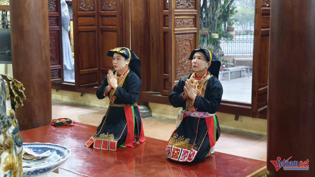W-Nhân dân, du khách thập phương về dâng hương Đền Mẫu.jpg