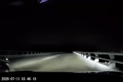 Xác minh clip nhóm thanh niên đi xe máy chặn đầu ô tô trong đêm