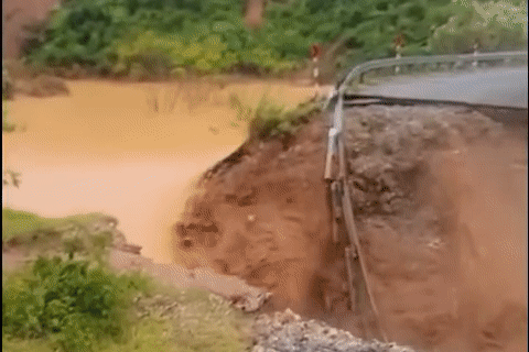 Cảnh tượng khó tin: Lũ cuốn đứt ngang quốc lộ, dải hộ lan treo lơ lửng