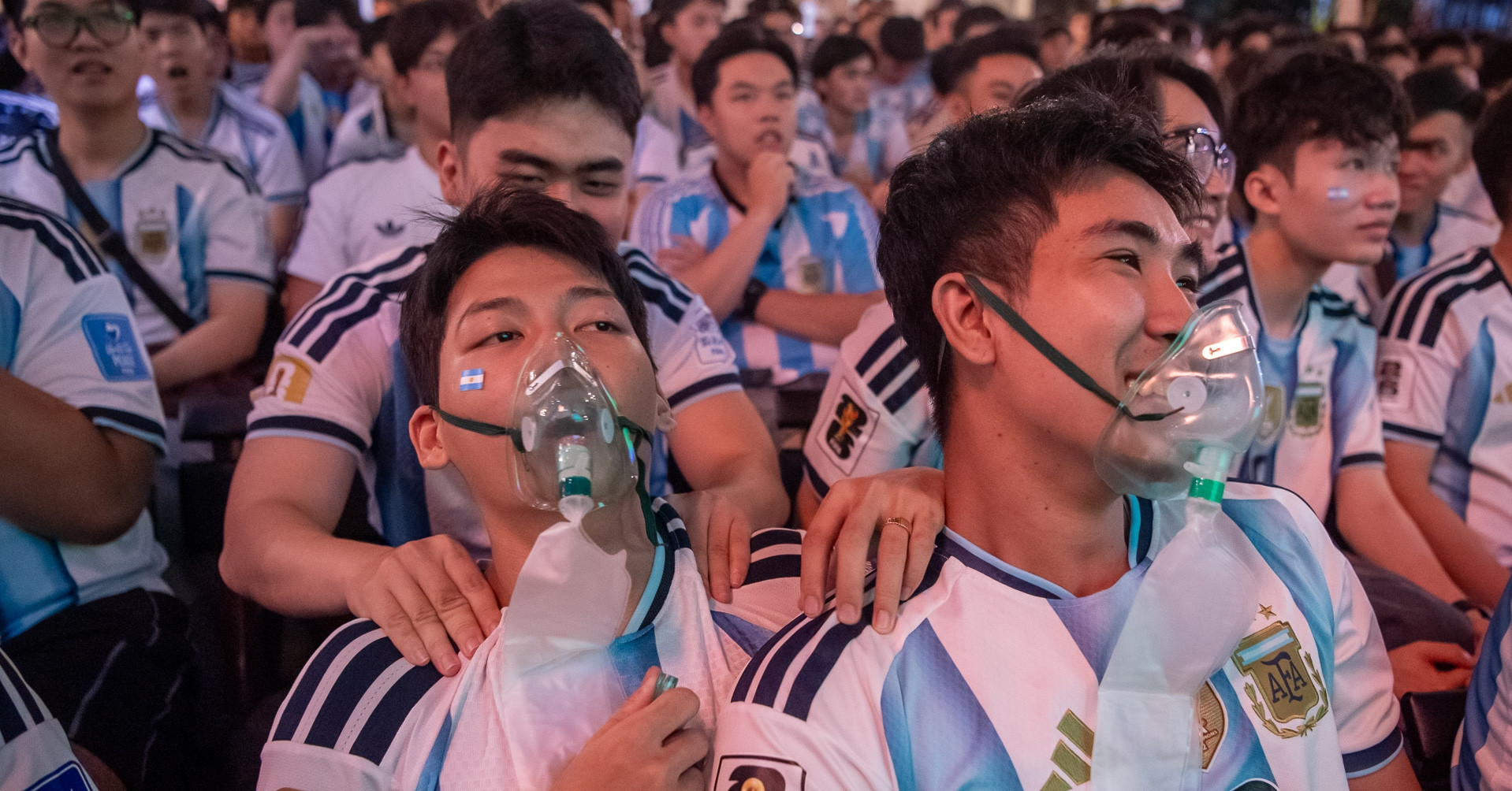 CĐV Messi phải &amp;apos;thở oxy&amp;apos; trước màn ngược dòng vào chung kết World Cup 2026