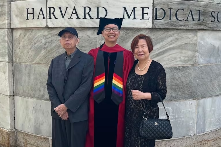 Cha mẹ bán nhà cho con du học, 15 năm sau nhận bằng tiến sĩ Harvard
