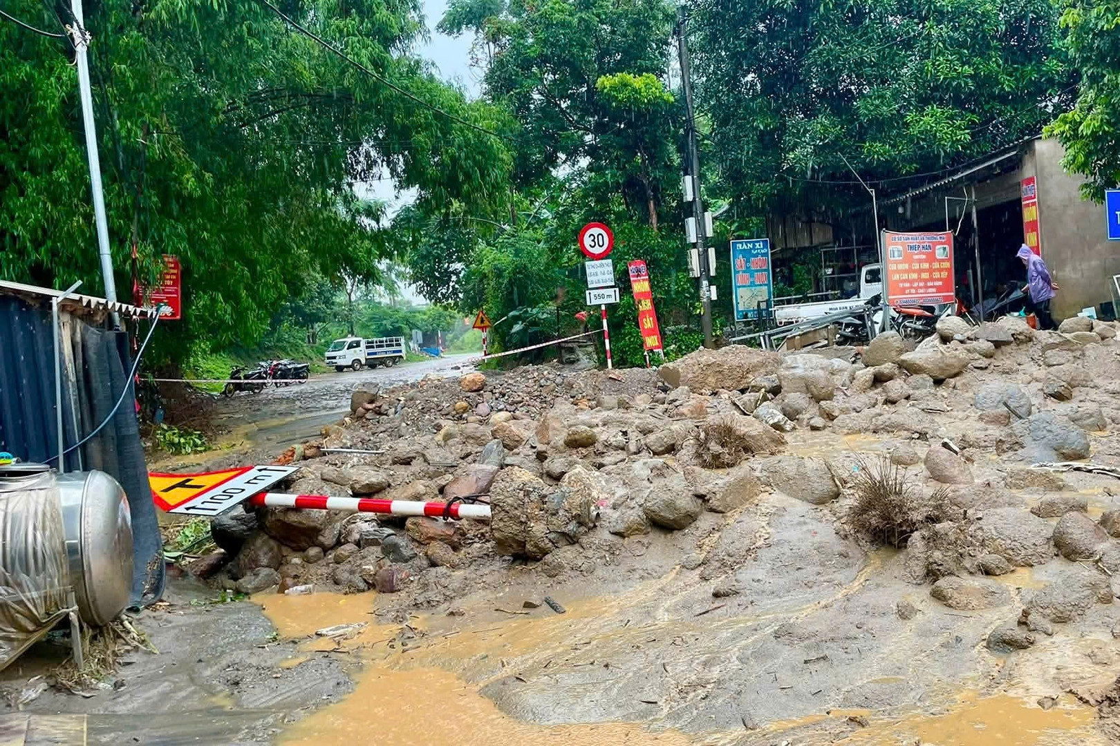 Đất đá sạt lở tràn vào nhà dân, một xã hứng 2 vụ trong nửa ngày