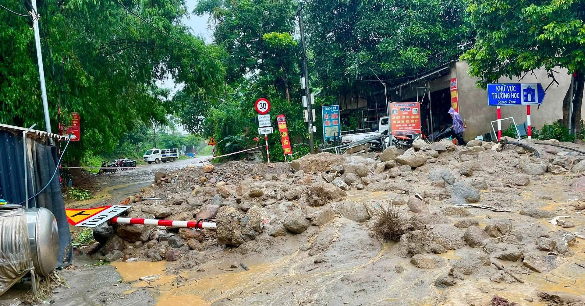 Đất đá sạt lở tràn vào nhà dân, một xã hứng 2 vụ trong nửa ngày