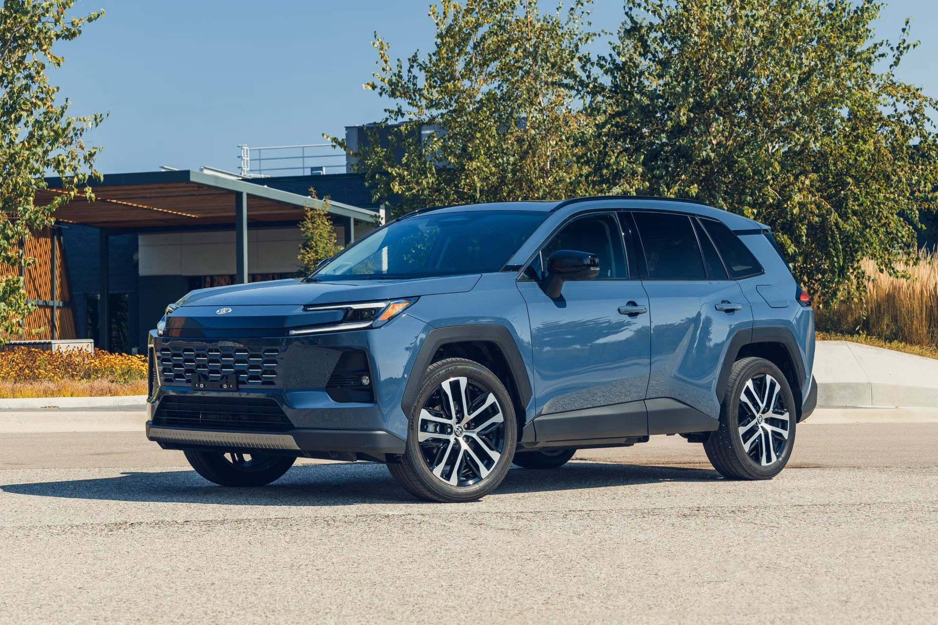 Khi các đối thủ ngày càng 'phình to', Toyota RAV4 2026 lại đi ngược xu hướng