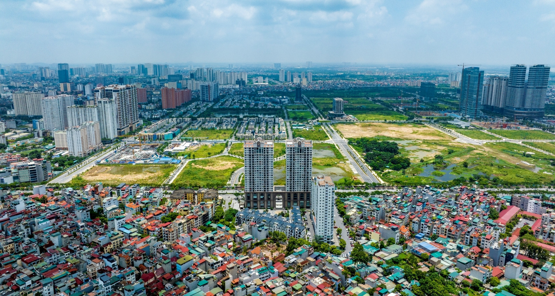 Lãi suất khó giảm mạnh, chuyên gia dự báo bất ngờ về bất động sản cuối năm