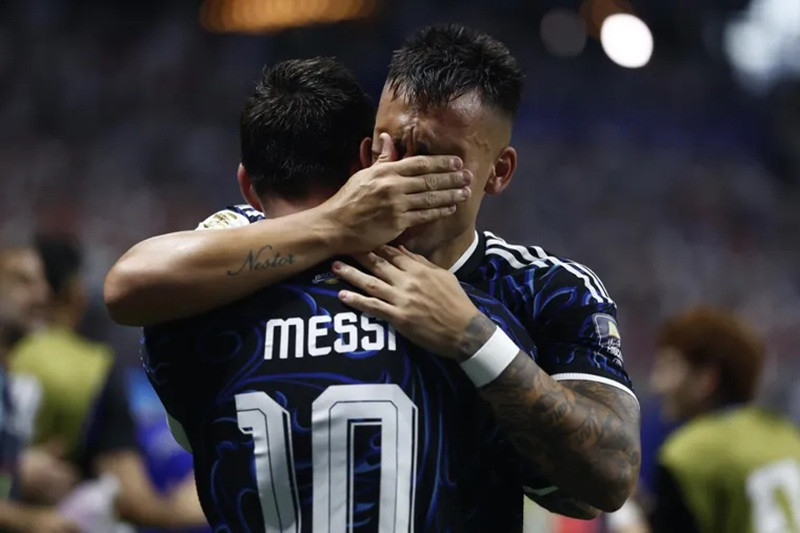 Lautaro Martinez Messi EFE.jpg
