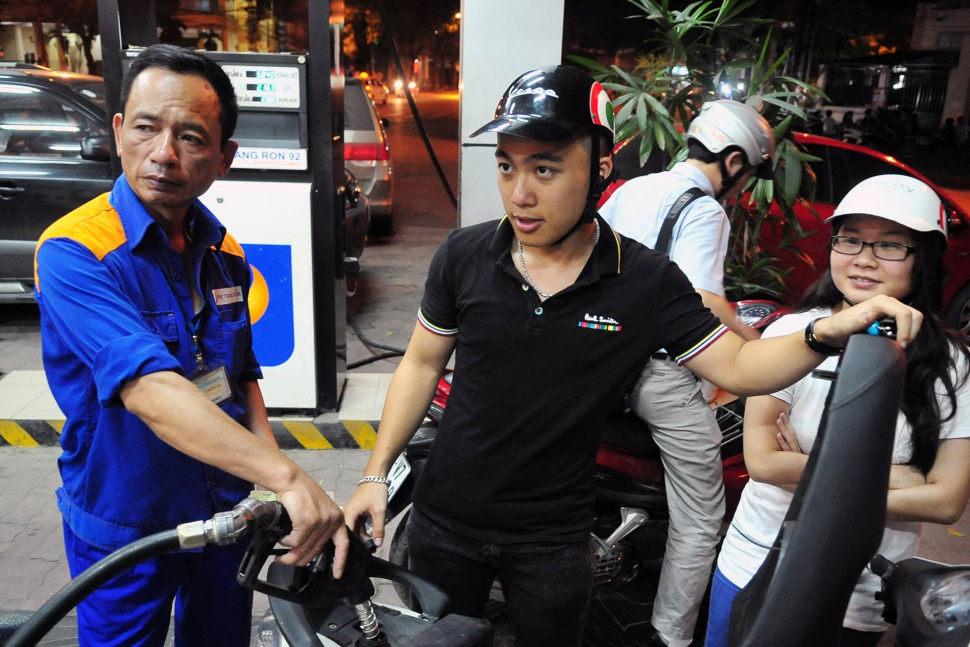 Giá xăng dầu đồng loạt tăng: E10 lên 20.550 đồng/lít, dầu diesel tăng hơn 1.500 đồng/lít