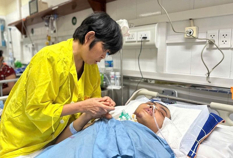 Mẹ chạy thận vượt hàng trăm cây số vào viện chăm con trai tai nạn nguy kịch