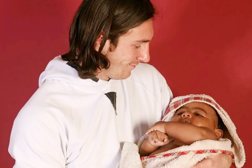 Hình ảnh Messi bế em bé Lamine Yamal gây sốt chung kết World Cup