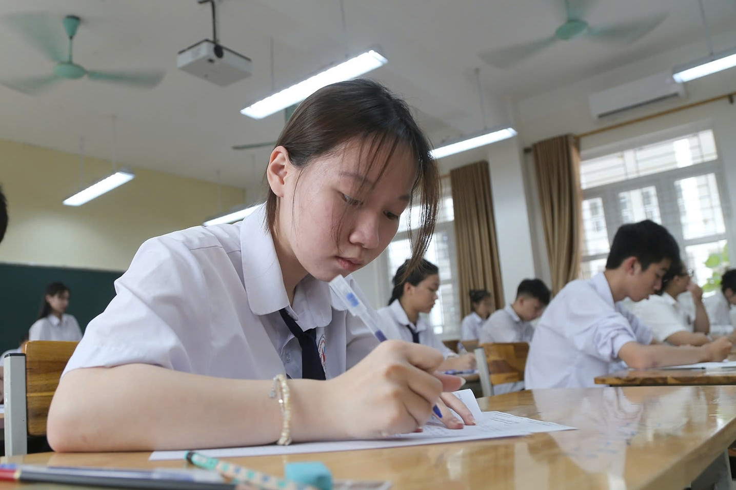 Quảng Ninh thí điểm đưa đón học sinh bằng xe buýt điện trong năm học mới