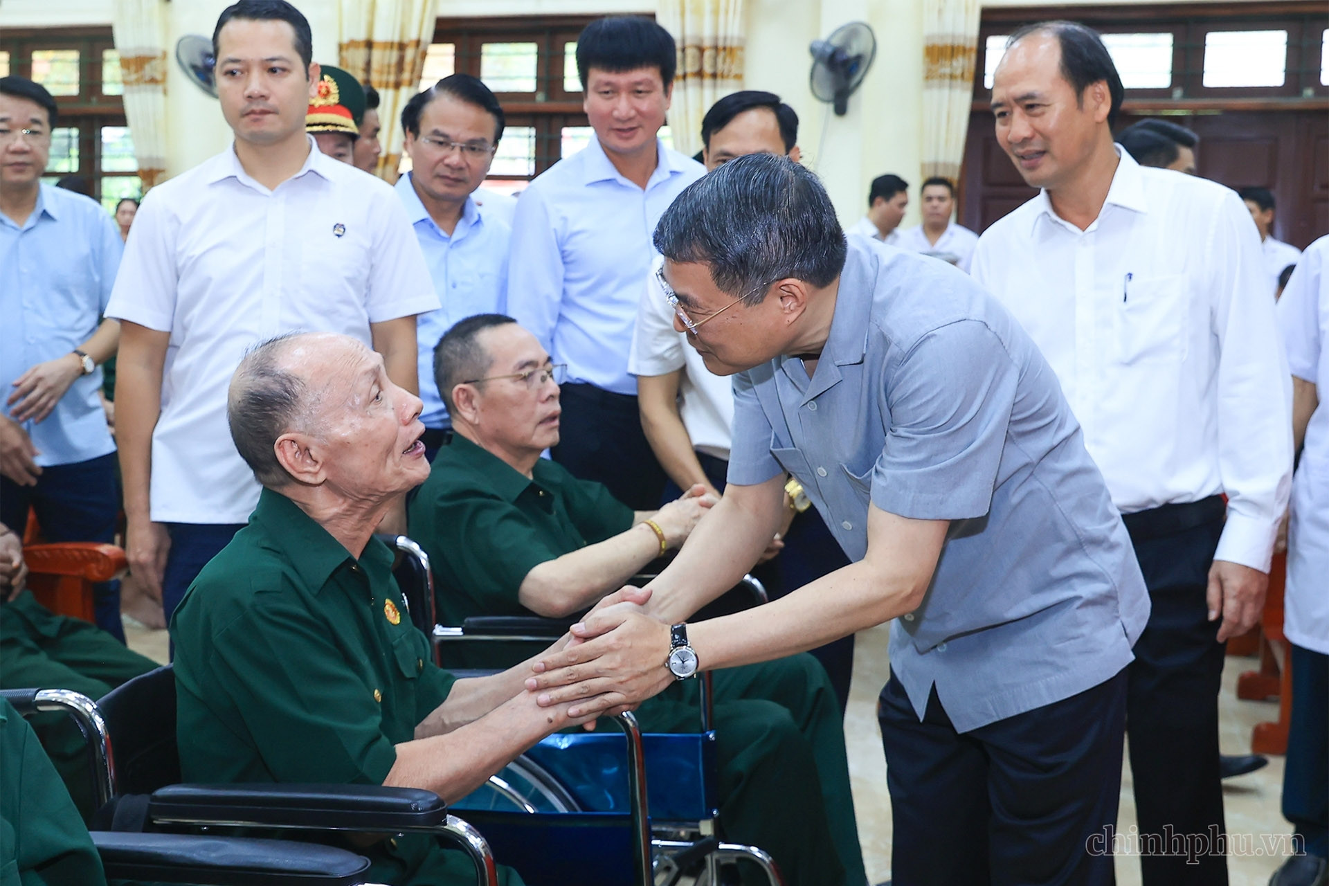 Thủ tướng Lê Minh Hưng thăm, tặng quà các thương binh, bệnh binh tại Ninh Bình