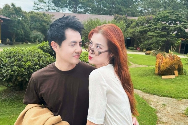Vợ chồng Đông Nhi và Ông Cao Thắng tình tứ, hoa hậu Ý Nhi khoe eo thon