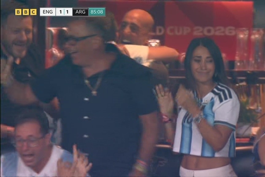 Vợ Messi bật khóc trên khán đài khi Argentina ghi bàn