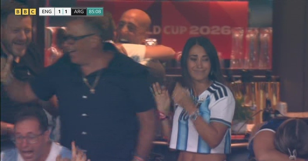 Vợ Messi bật khóc trên khán đài khi Argentina ghi bàn