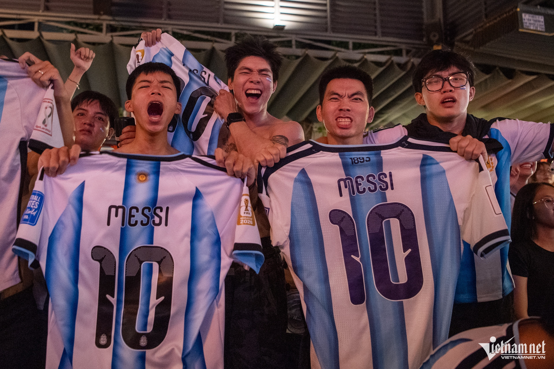 https://static-images.vnncdn.net/vps_images_publish/000001/000003/2026/7/16/w-fan-messi-xem-ban-ket-worldcup-2026-tuan-hung-395.jpg