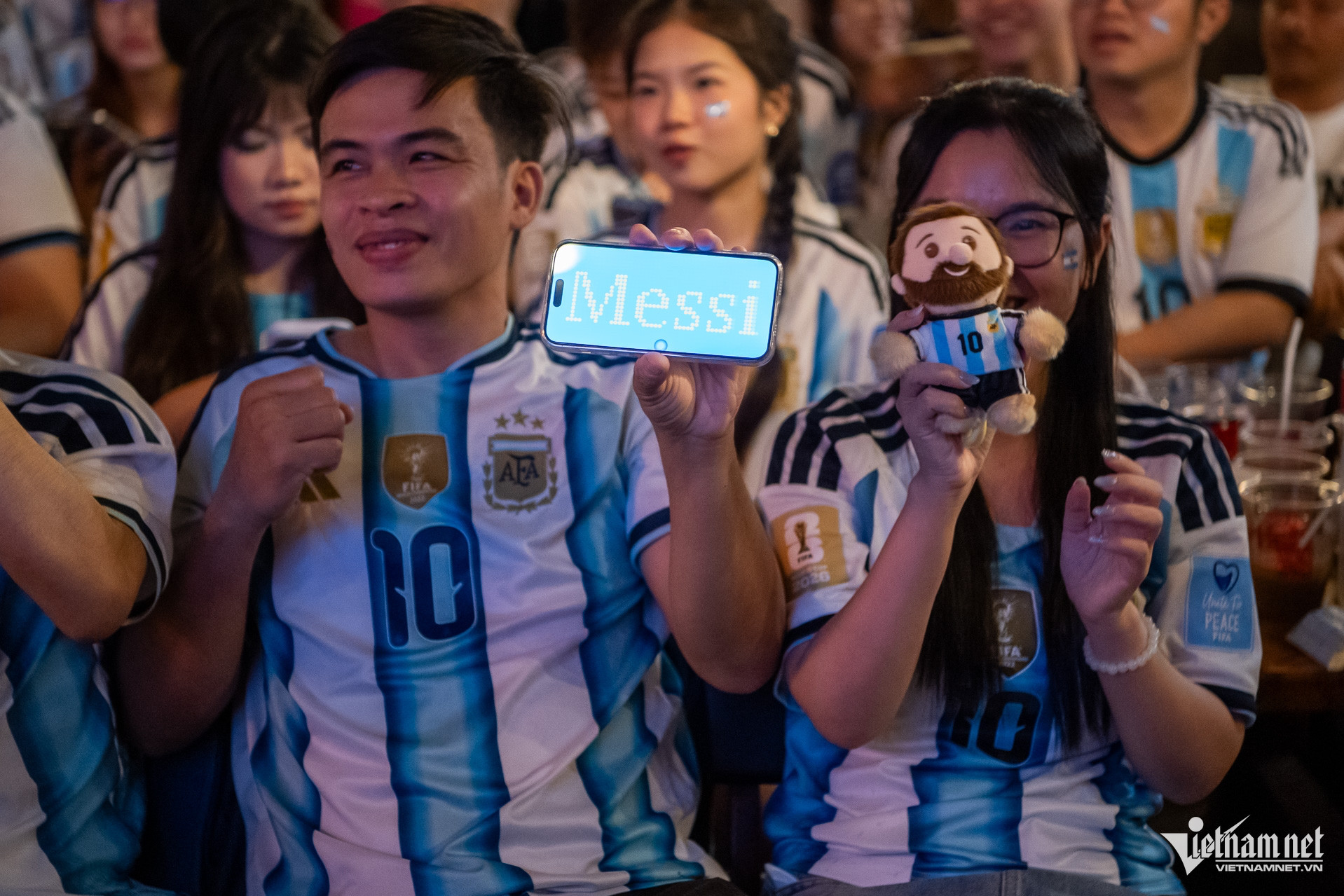 https://static-images.vnncdn.net/vps_images_publish/000001/000003/2026/7/16/w-fan-messi-xem-tran-ban-ket-worldcup-2026-tuan-hung-4-383.jpg