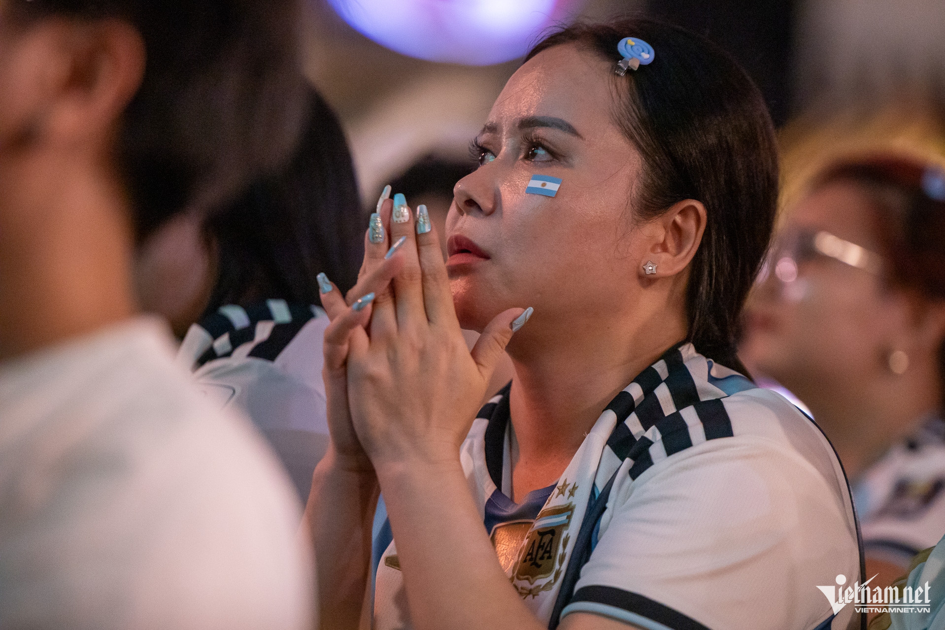 https://static-images.vnncdn.net/vps_images_publish/000001/000003/2026/7/16/w-fan-messi-xem-tran-ban-ket-worldcup-2026-tuan-hung-59-384.jpg