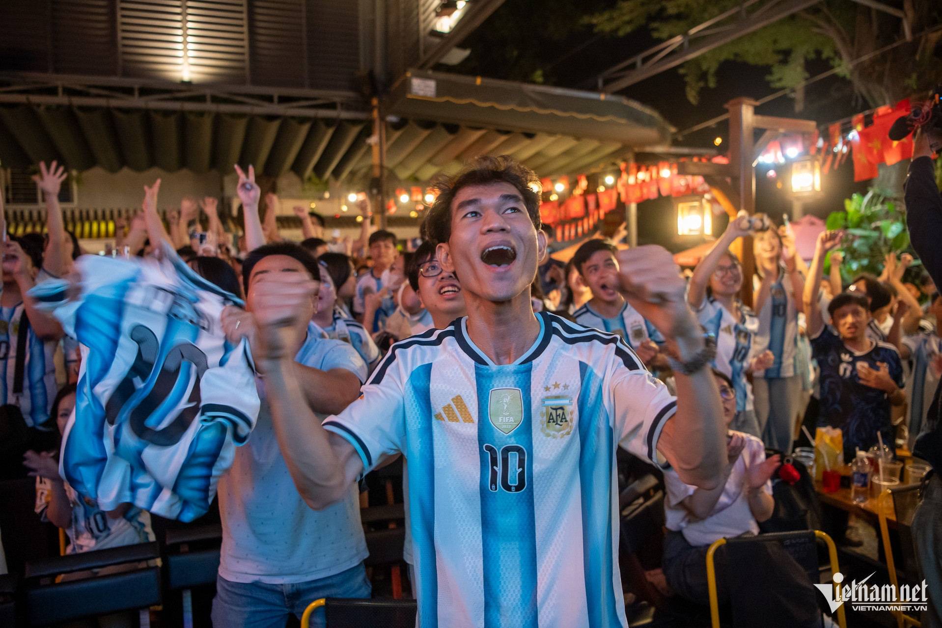 https://static-images.vnncdn.net/vps_images_publish/000001/000003/2026/7/16/w-fan-messi-xem-tran-ban-ket-worldcup-2026-tuan-hung-81-394.jpg