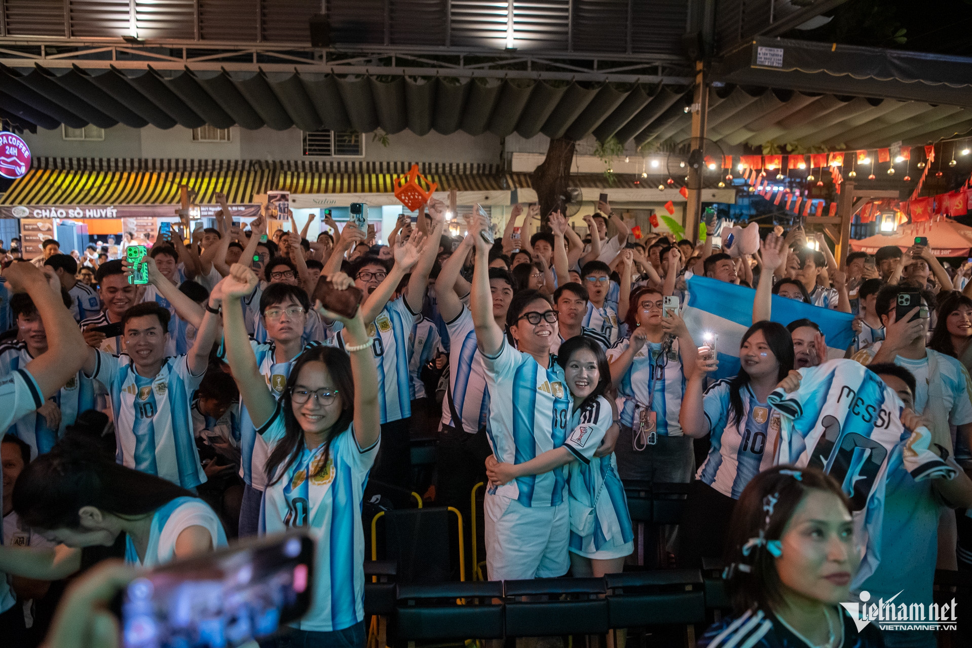 W-Fan messi xem trận bán kết worldcup 2026 Tuấn Hùng 90.jpg