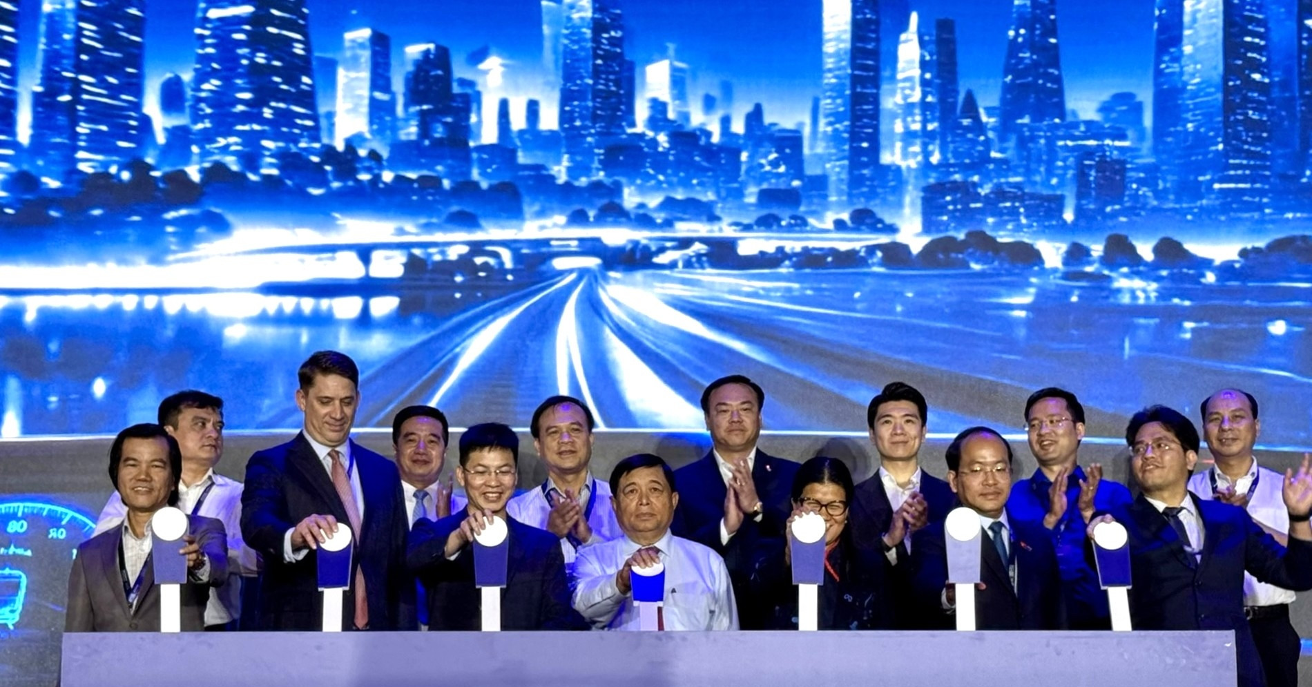 2.500 sinh viên, kỹ sư AI từ 12 quốc gia giải 8 bài toán Việt Nam trong 48 giờ