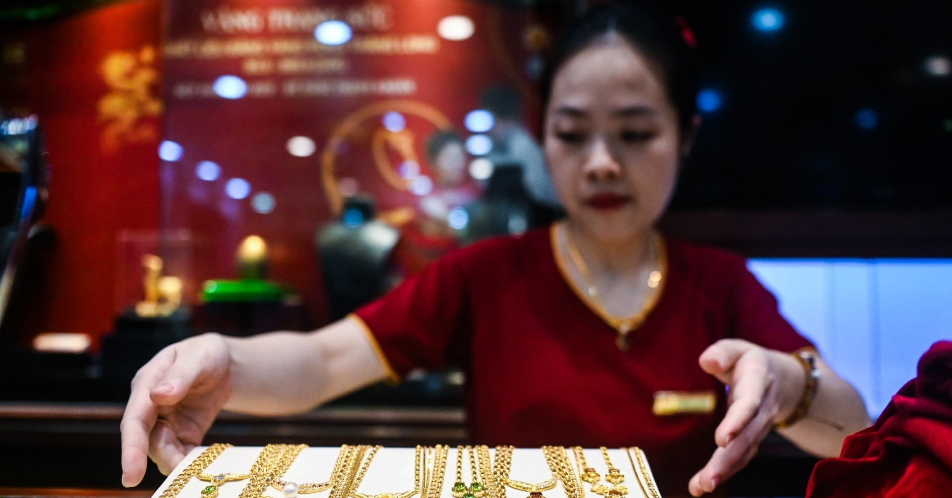 Giá vàng hôm nay 18/7/2026: Thế giới vẫn "mắc kẹt", SJC tiếp tục lao dốc