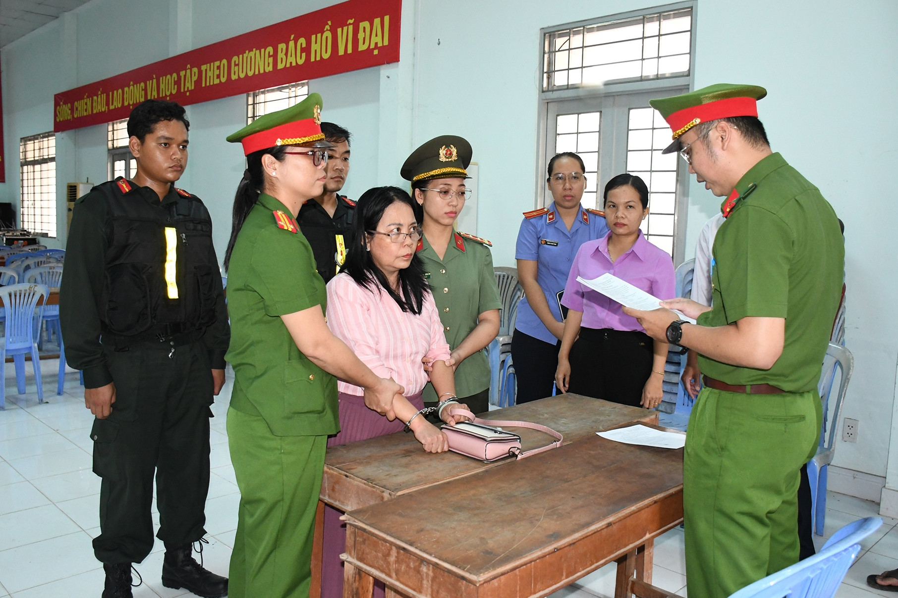 Bắt tạm giam người phụ nữ lợi dụng quyền tự do dân chủ