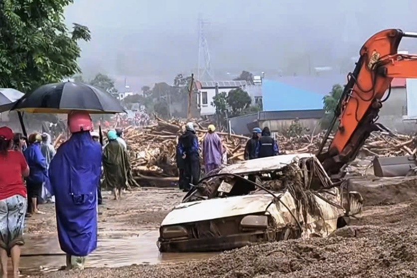 Cảnh tượng tan hoang ở Sơn La, Lai Châu: Ô tô bị vò nát giữa dòng lũ cuồn cuộn