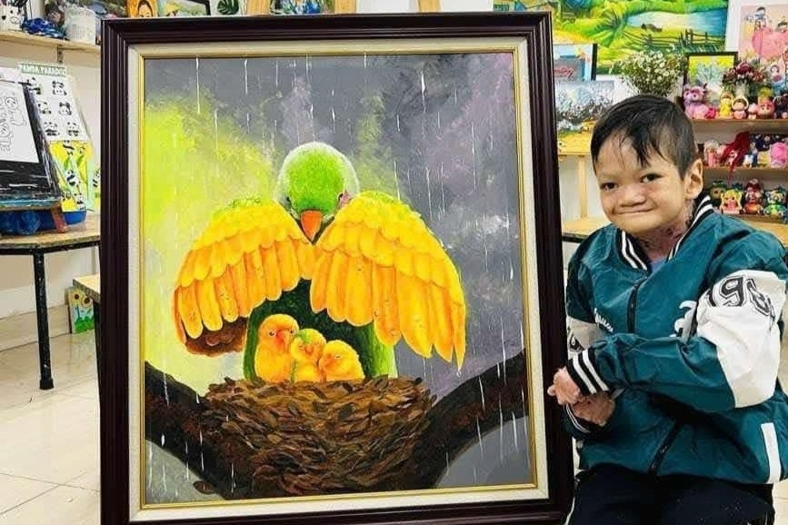 Chỉ còn 2 ngón tay cử động tốt, cậu bé độc lạ Bình Dương vẫn vẽ nên phép màu