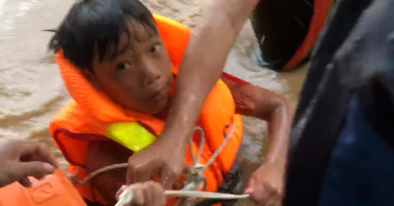 Clip nghẹt thở giải cứu 3 người mắc kẹt giữa dòng lũ đổ về hồ thủy điện