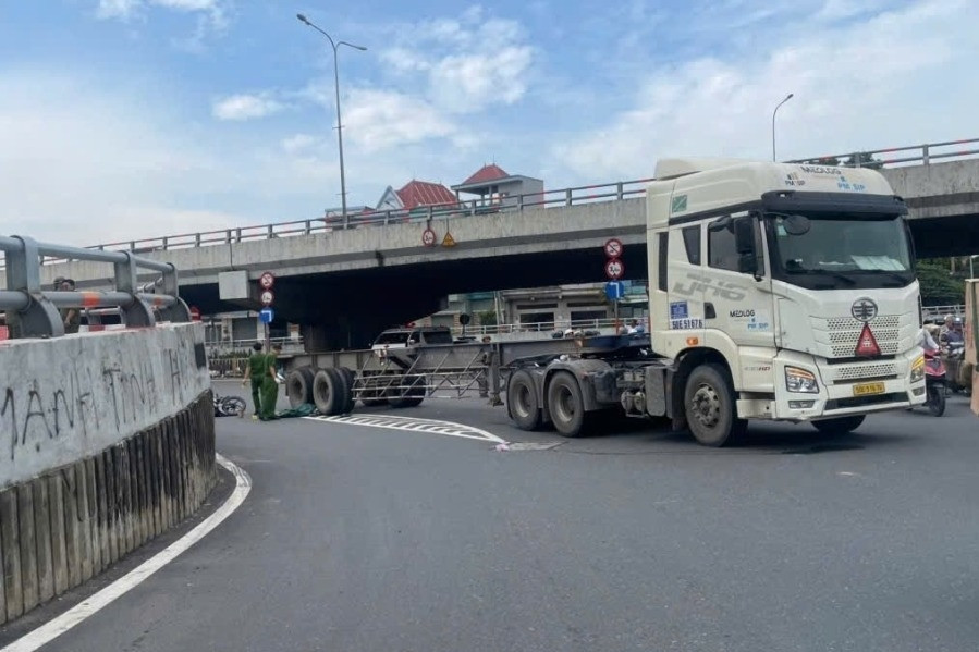 Cô gái tử vong dưới bánh xe đầu kéo ở nút giao cửa ngõ TPHCM