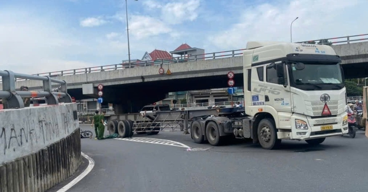Cô gái tử vong dưới bánh xe đầu kéo ở nút giao cửa ngõ TPHCM