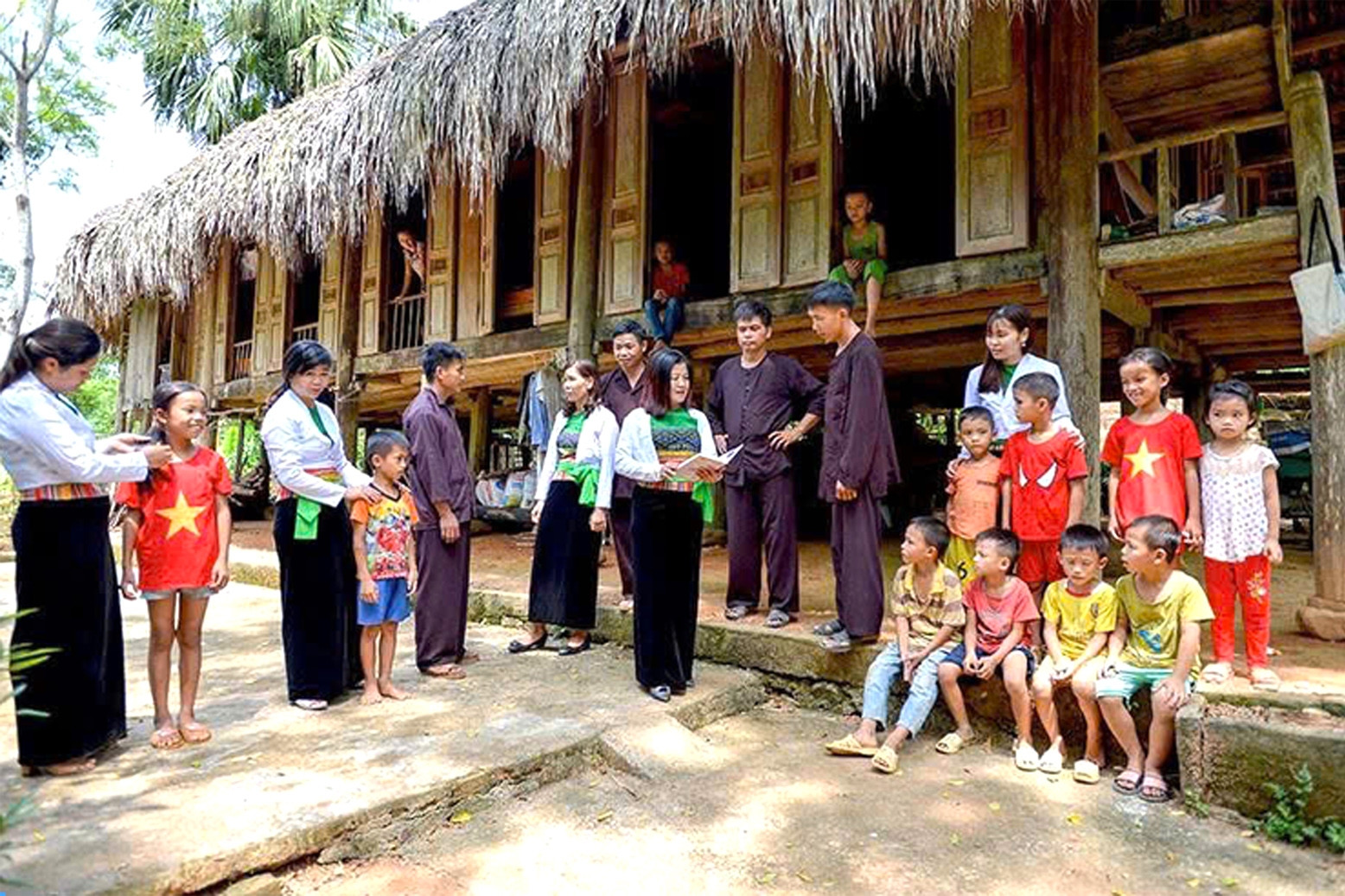Cửa vóong nhà sàn Mường: Những quy ước xưa gửi lại hôm nay