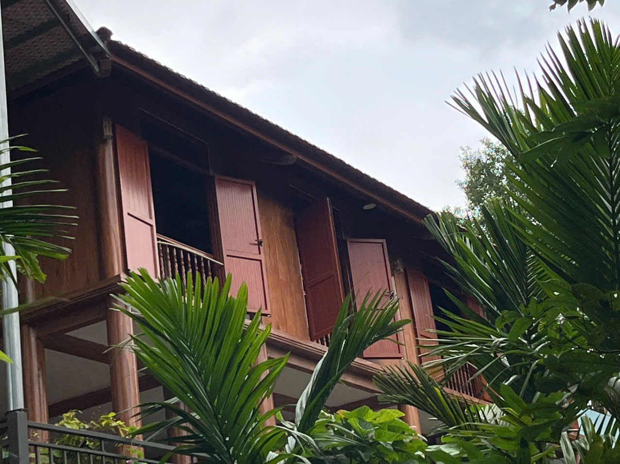Cửa Vóong Đông của ngôi nhà, được xem là vị trí cao và trang trọng nhất (là cửa ngoài cùng bên trái trong ảnh). Ảnh: Việt Hà