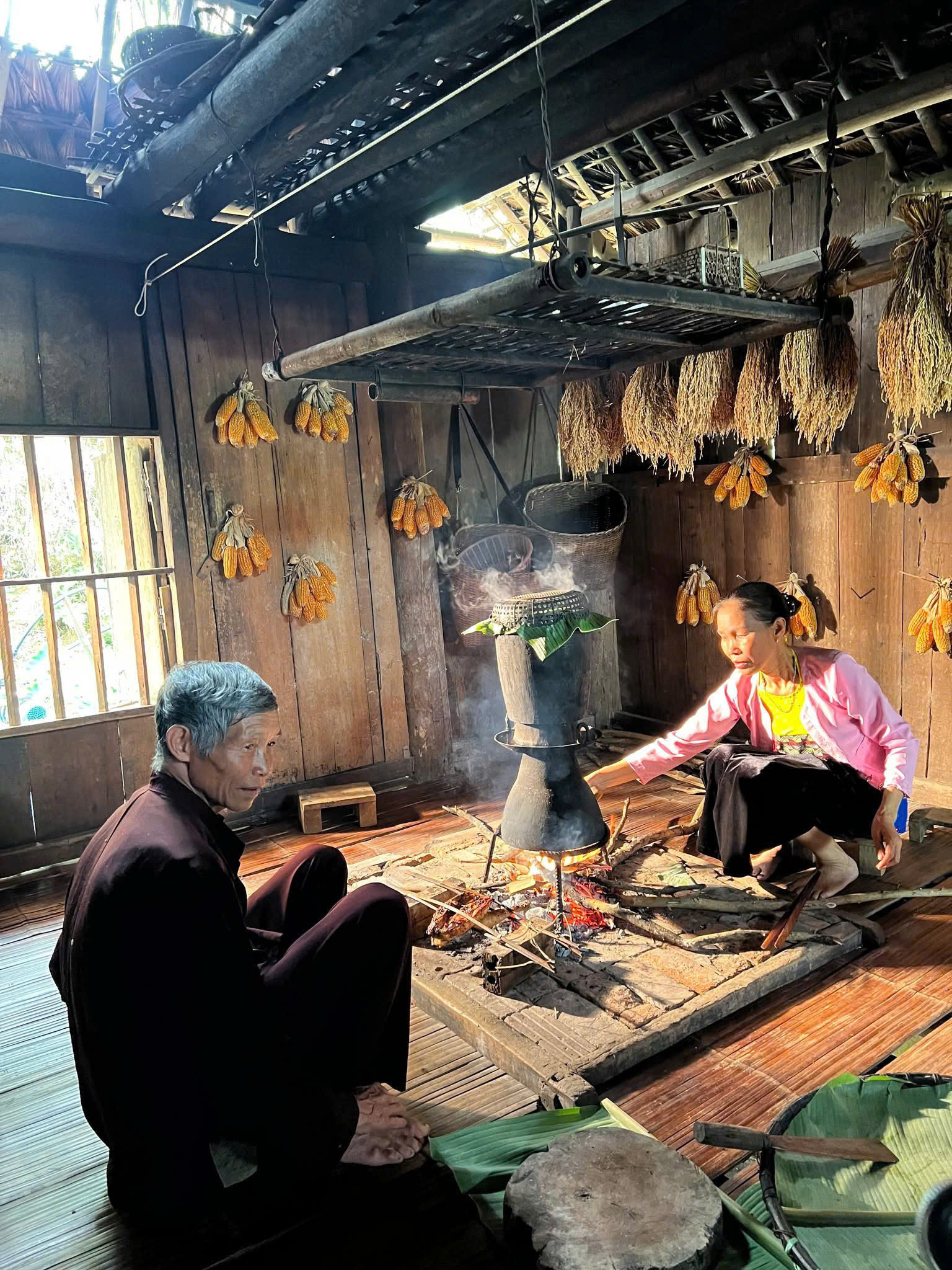 Gian bếp cũng được thiết kế cửa Vóong để đón ánh sáng tự nhiên. Ảnh: Việt Hà