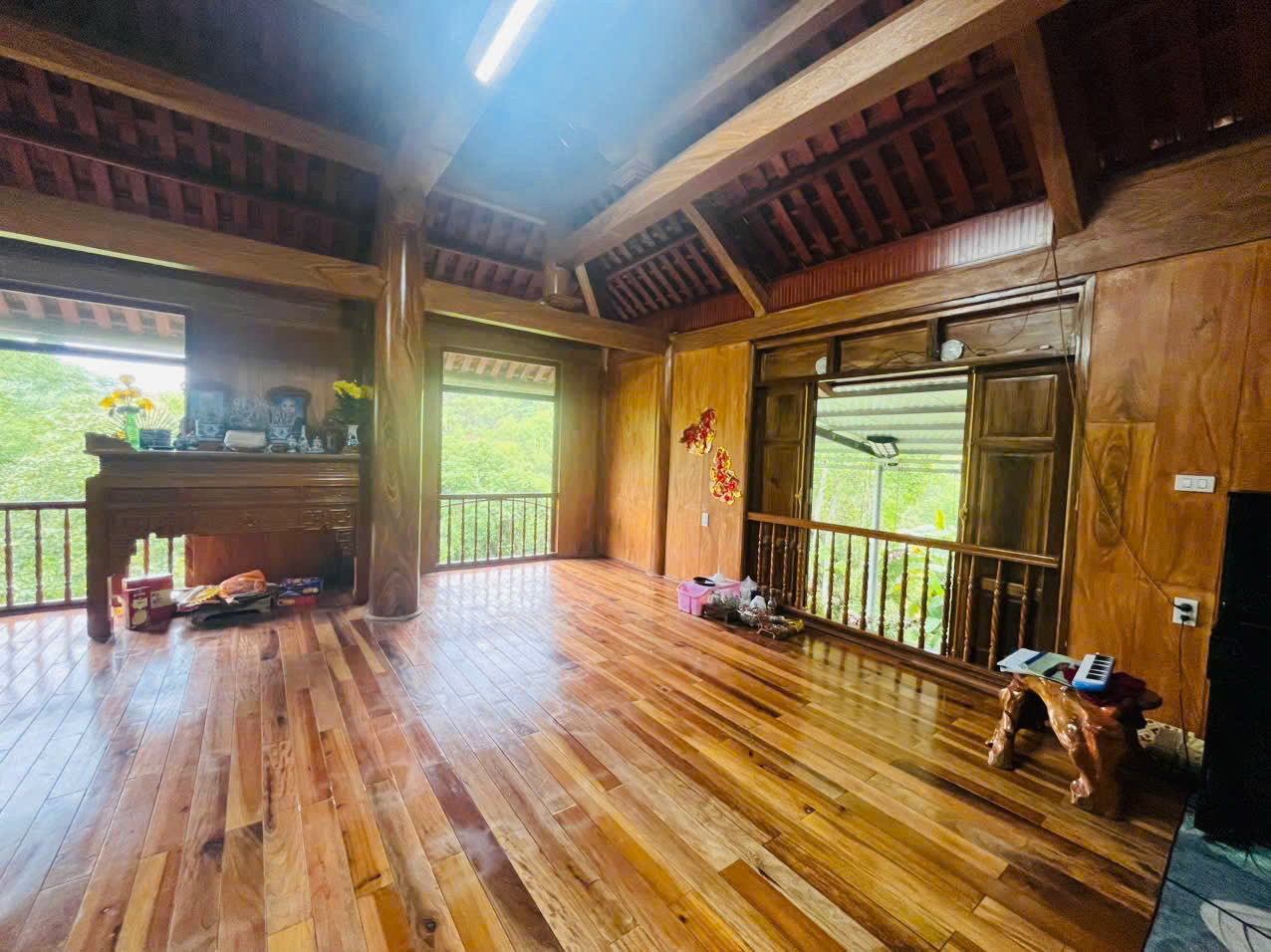 Các cửa Vóong nhìn từ phái trong ngôi nhà sàn. Ảnh: Việt Hà