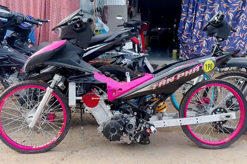Đột kích kho độ xe của nam thanh niên, phát hiện nhiều mô tô 'kỳ dị'