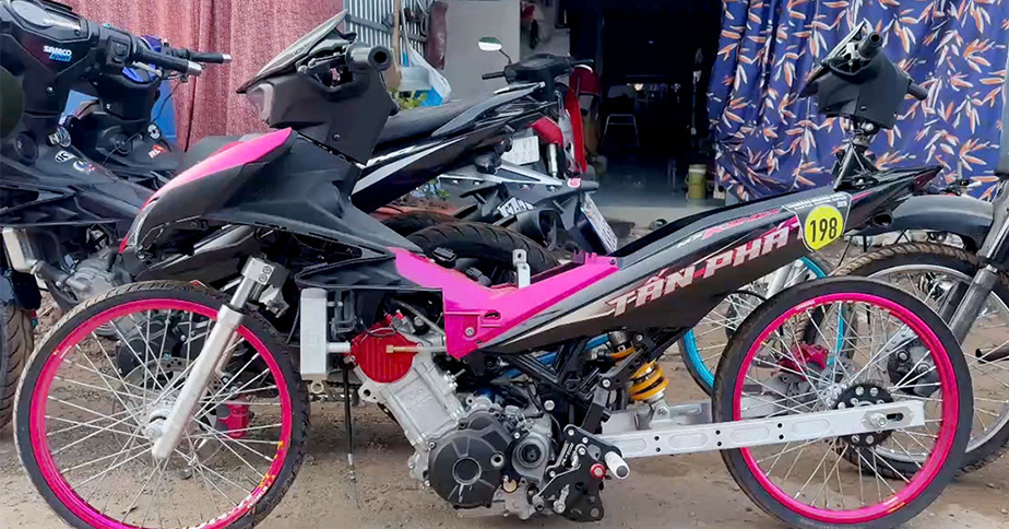 Đột kích kho độ xe của nam thanh niên, phát hiện nhiều mô tô &amp;apos;kỳ dị&amp;apos;