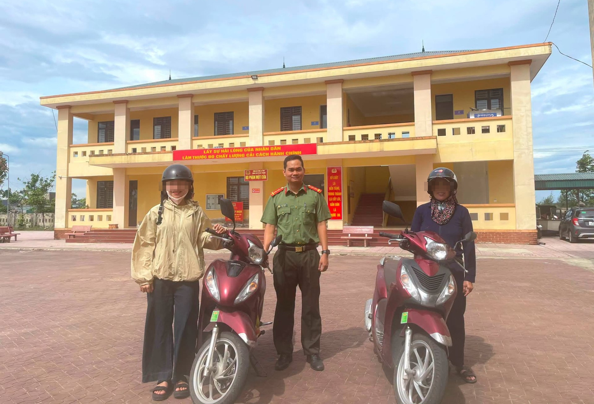 Hi hữu 2 phụ nữ đi nhầm xe máy về nhà